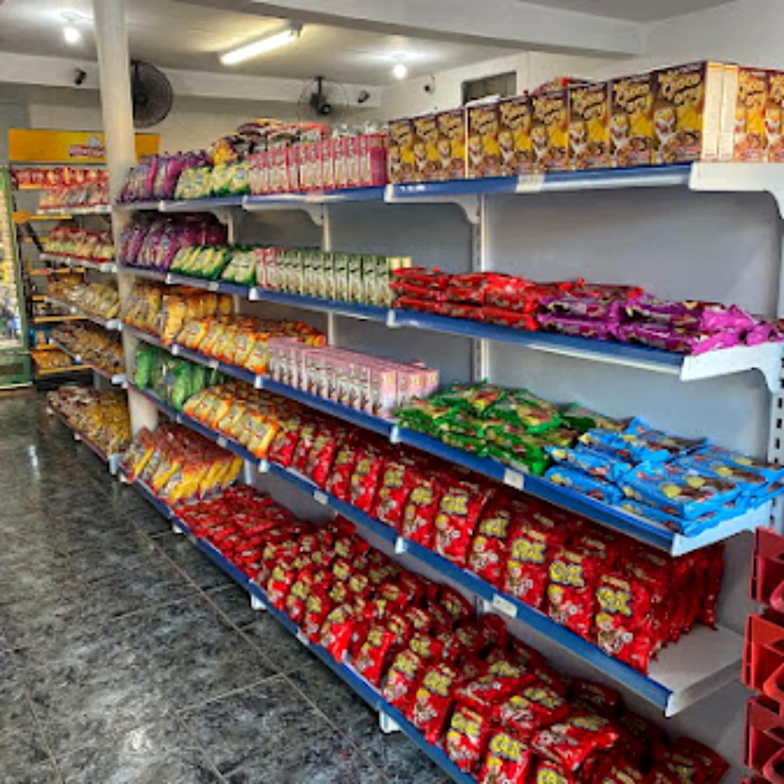 Prateleiras com biscoitos e produtos variados