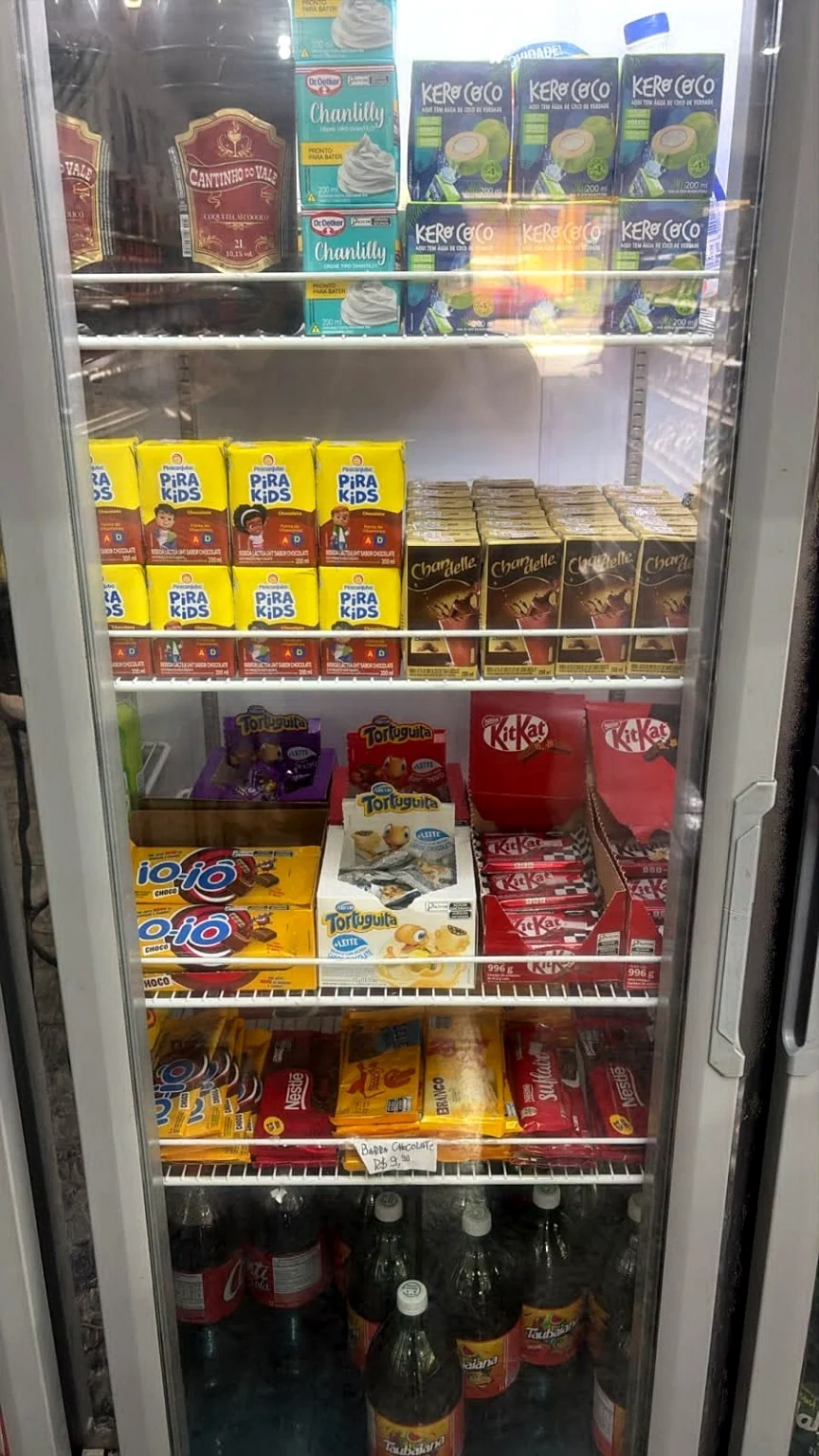 Refrigerador com chocolates e bebidas