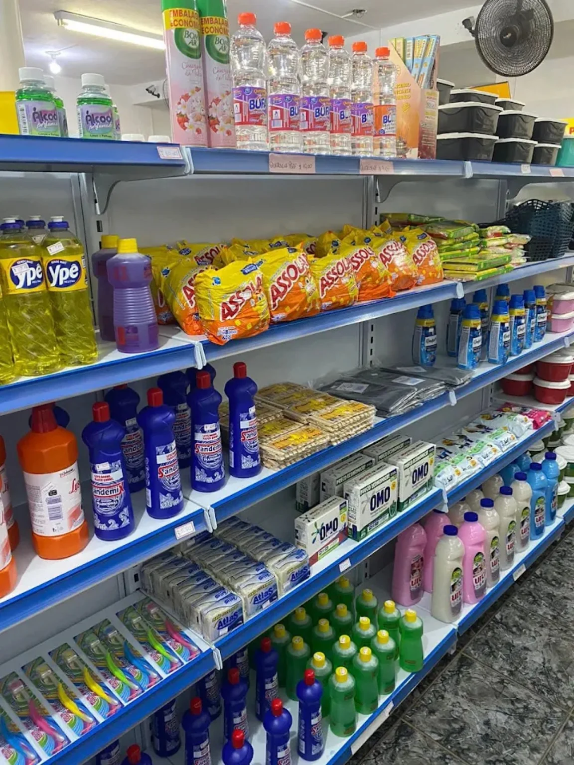 Prateleiras com produtos de limpeza, detergentes e itens de higiene