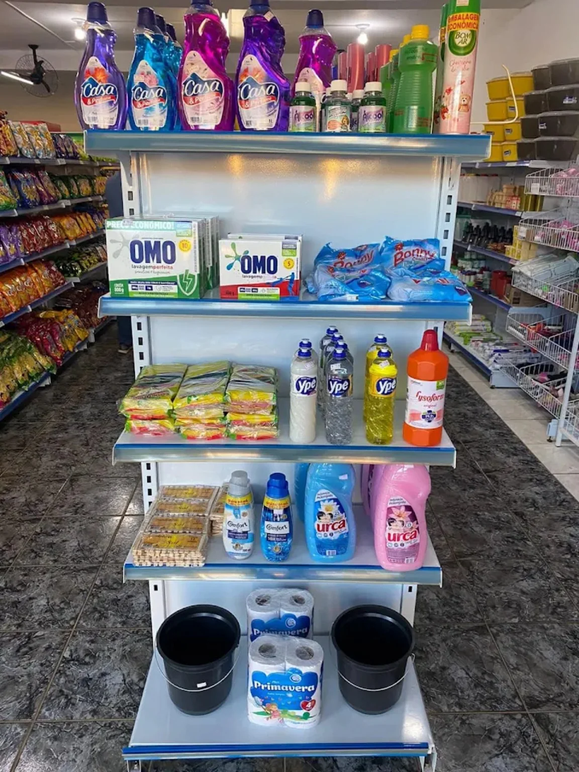 Expositor com sabão em pó, amaciantes e produtos de limpeza