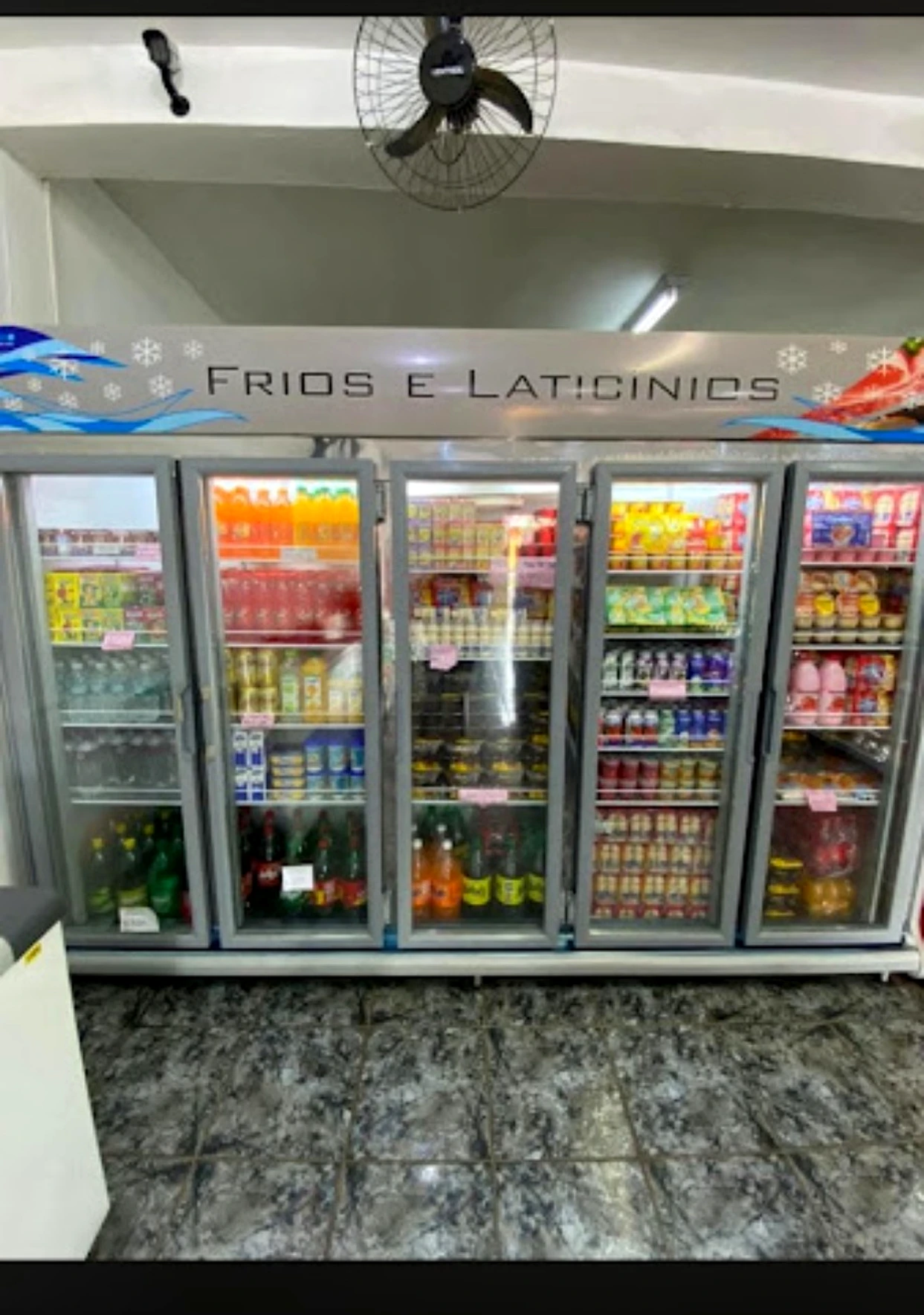 Geladeiras com bebidas, frios e laticínios