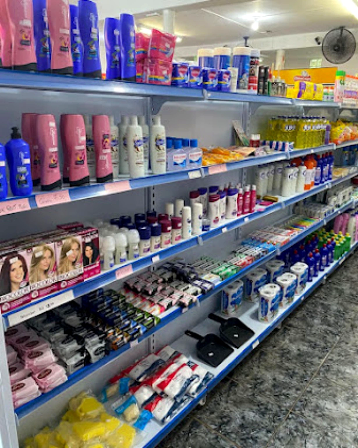 Corredor com produtos de higiene e limpeza