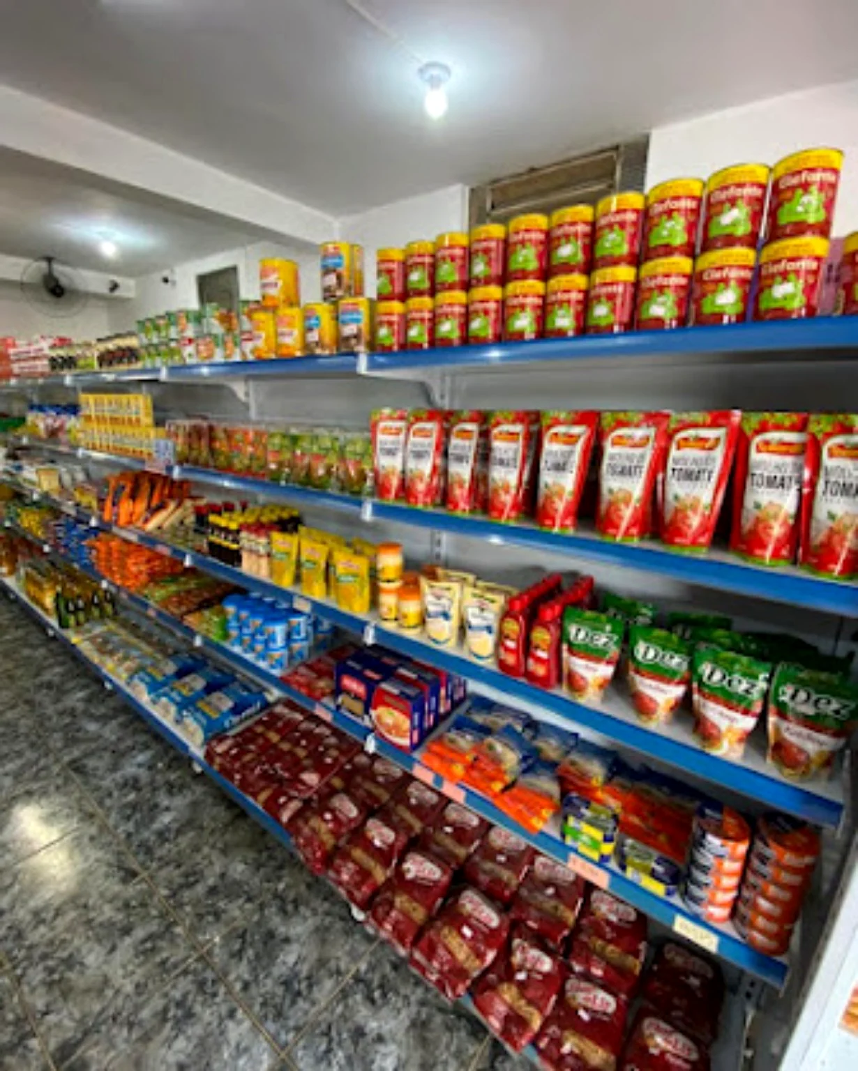 Corredor com alimentos e itens de mercearia