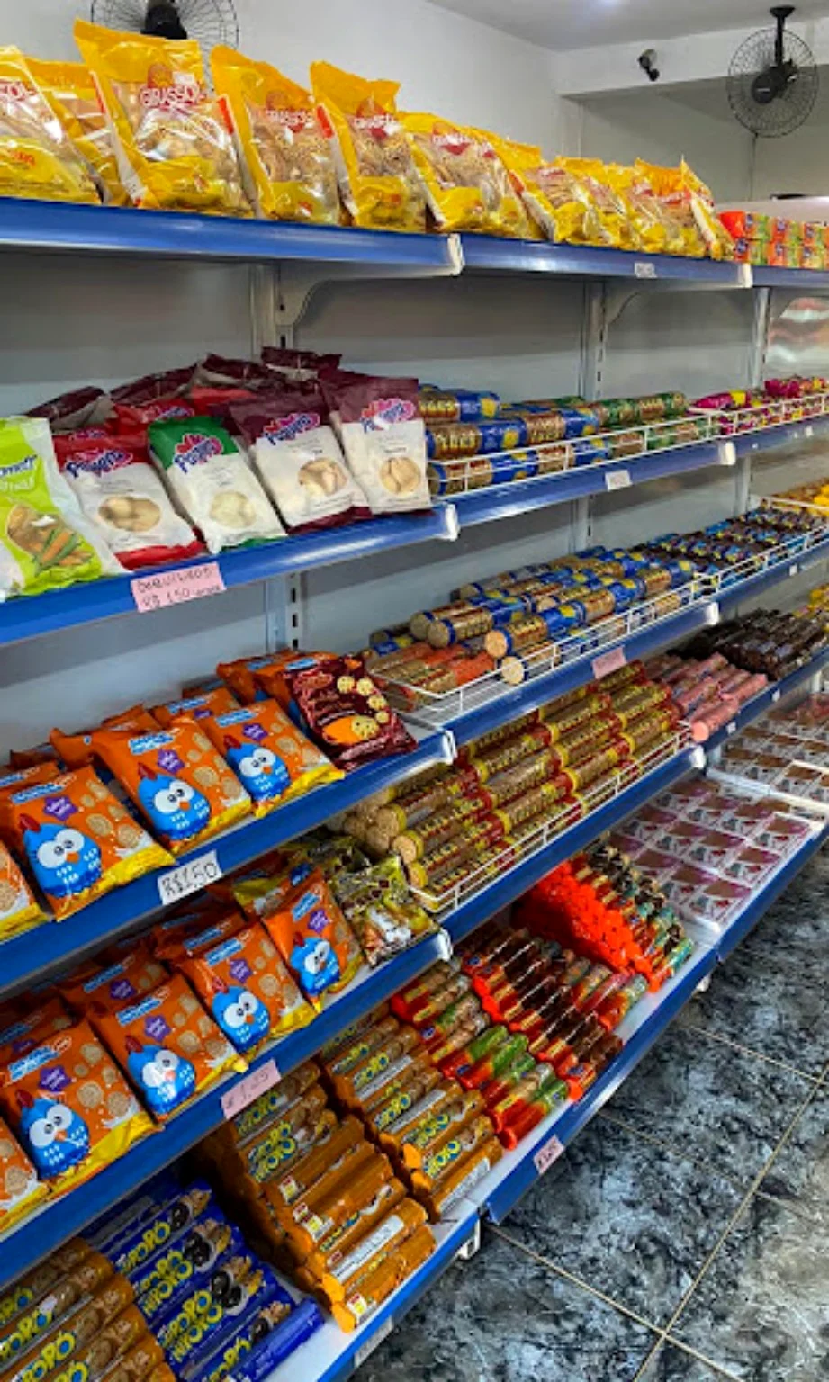 Prateleiras com biscoitos e produtos variados