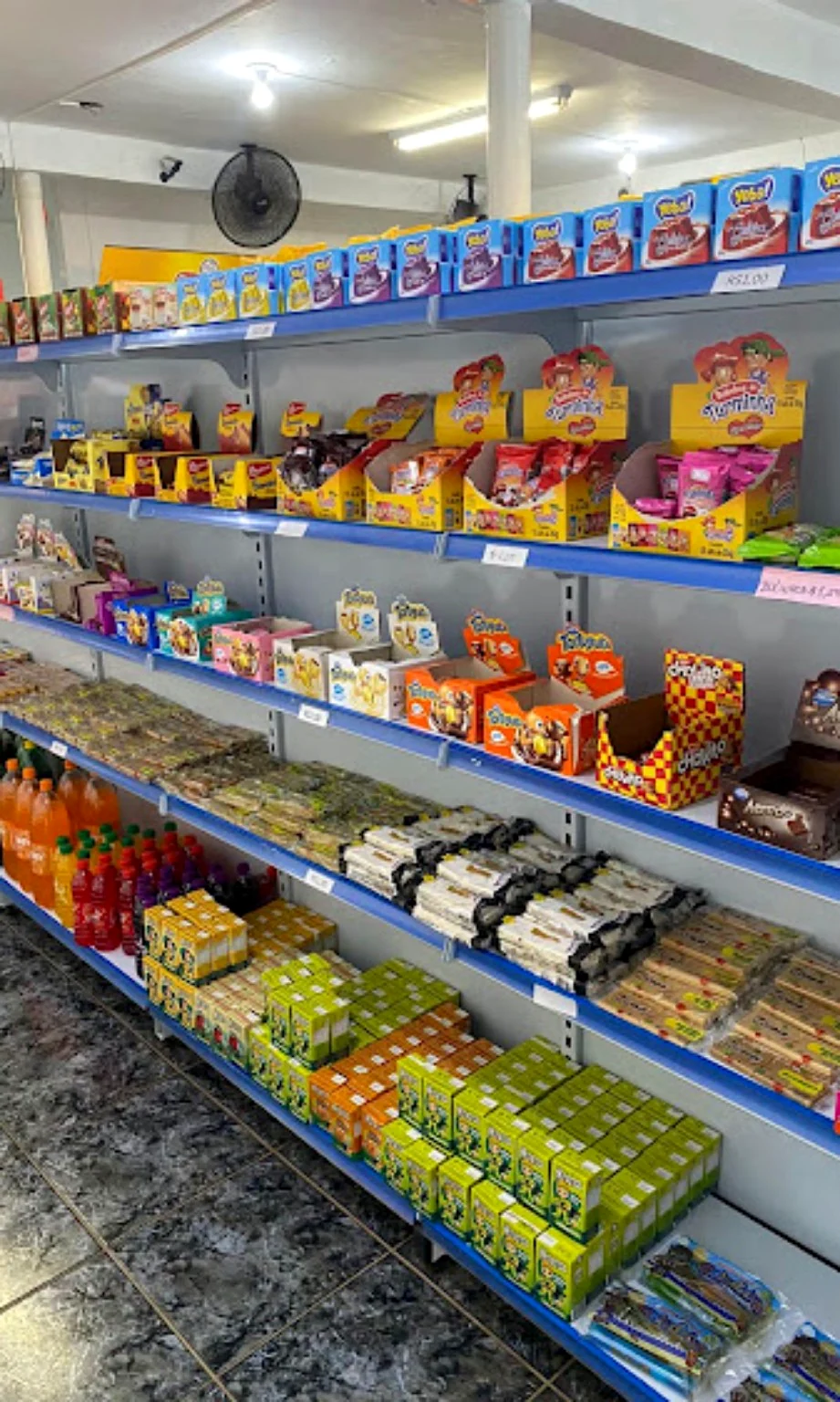 Variedade de doces, chocolates e guloseimas