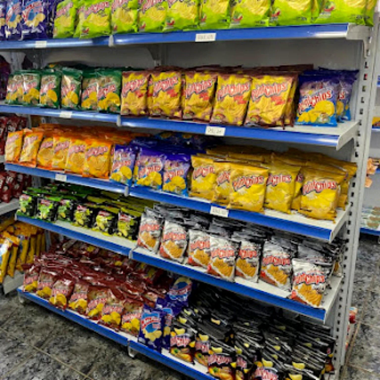 Prateleiras de salgadinhos e aperitivos